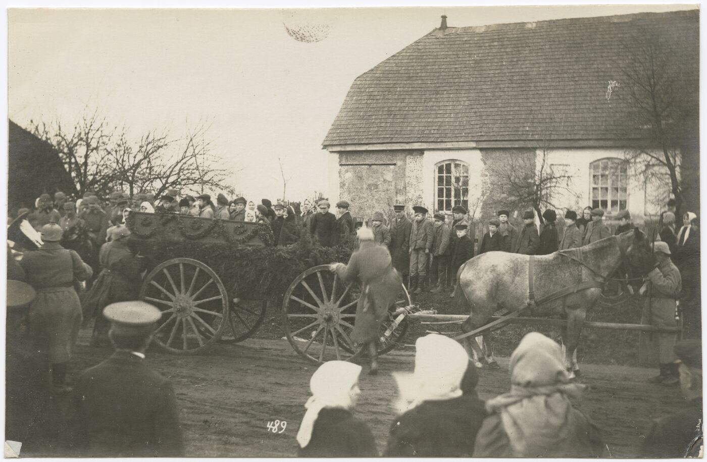 Nežinomas autorius, Laidotuvių procesija šalia Radviliškio evangelikų liuteronų bažnyčios