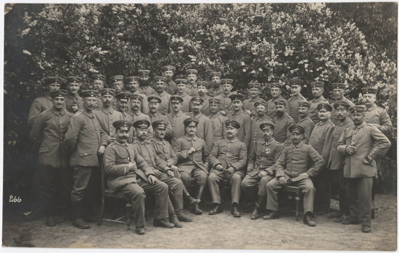 Wilhelm Alb. Bechtel, Kariškių portretas sode