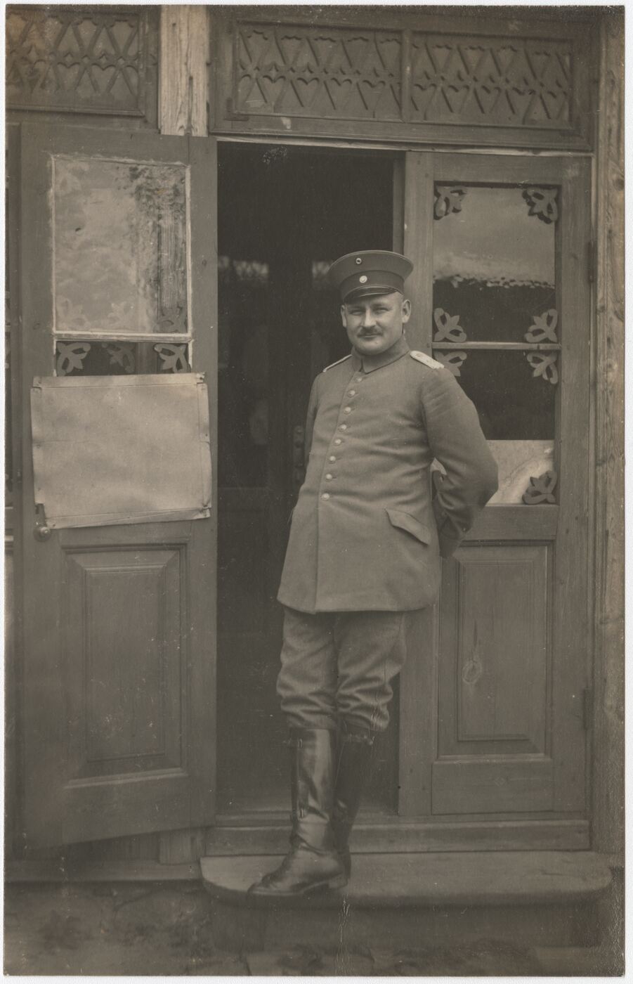 Wilhelm Alb. Bechtel, Kariškis prie įėjimo į pastatą