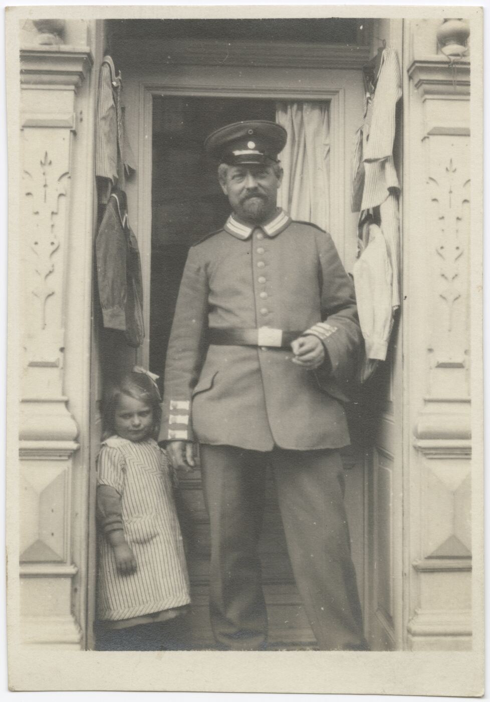 Wilhelm Alb. Bechtel, Kariškis prie įėjimo į pastatą