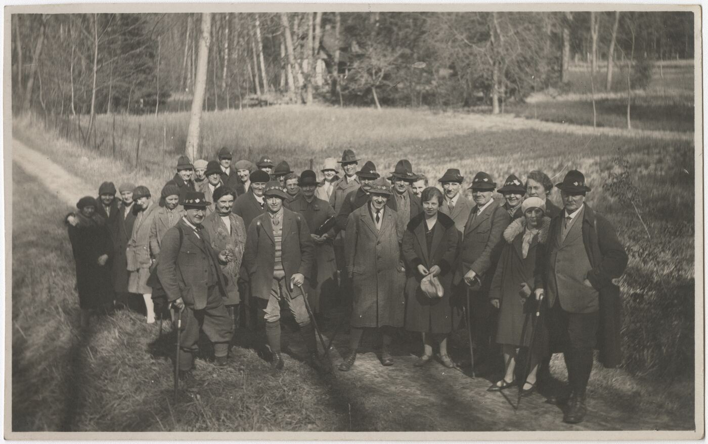 Nežinomas fotografas, Žmonių grupė gamtoje