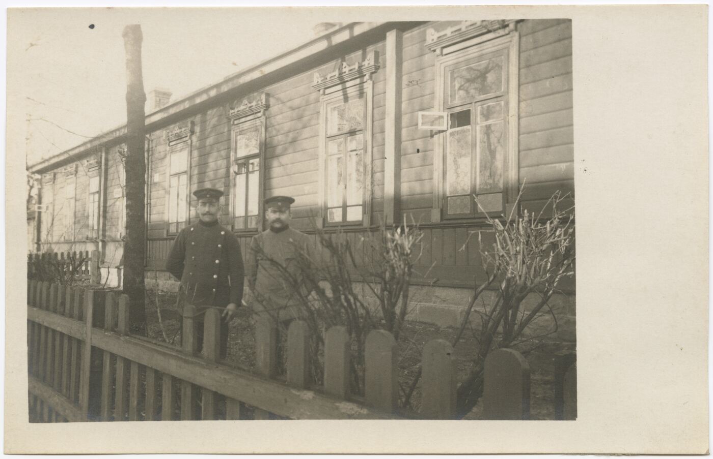 Wilhelm Alb. Bechtel, Du karininkai šalia namo