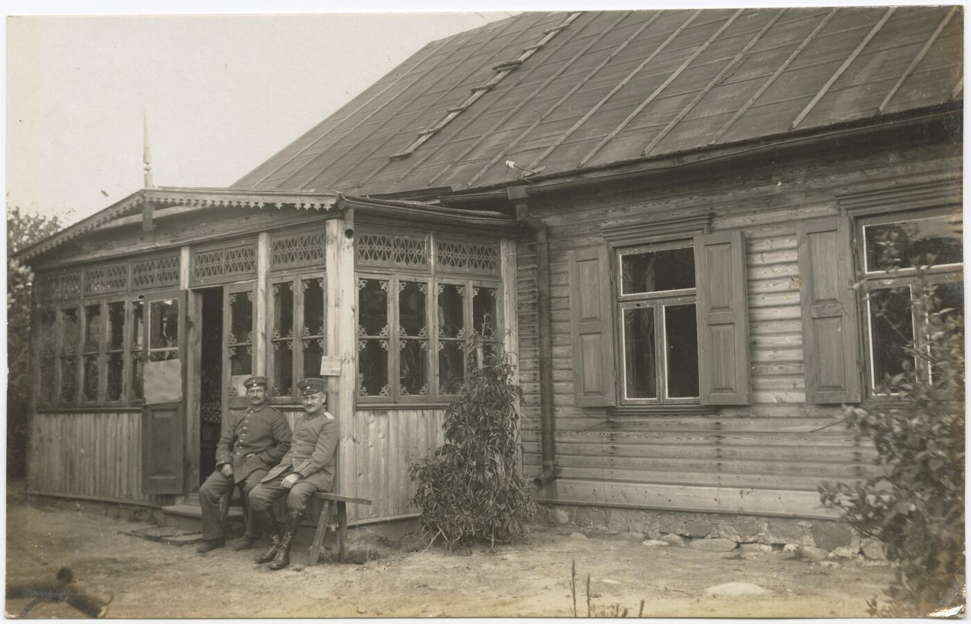 Wilhelm Alb. Bechtel, Du karininkai, sėdintys šalia namo