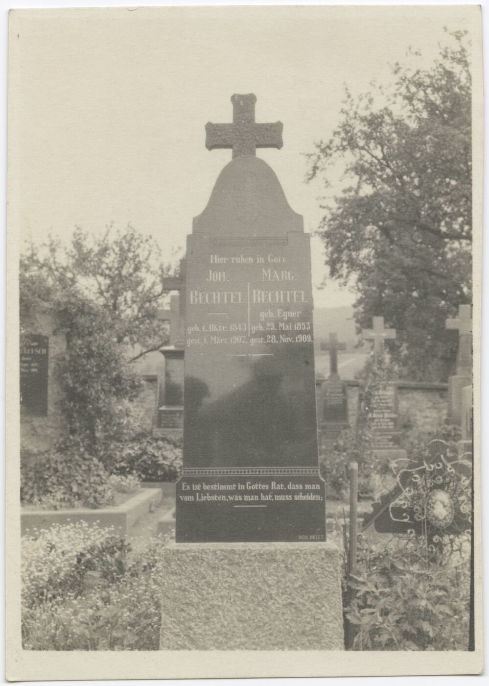 Wilhelm Alb. Bechtel, Bechtelių kapo antkapis