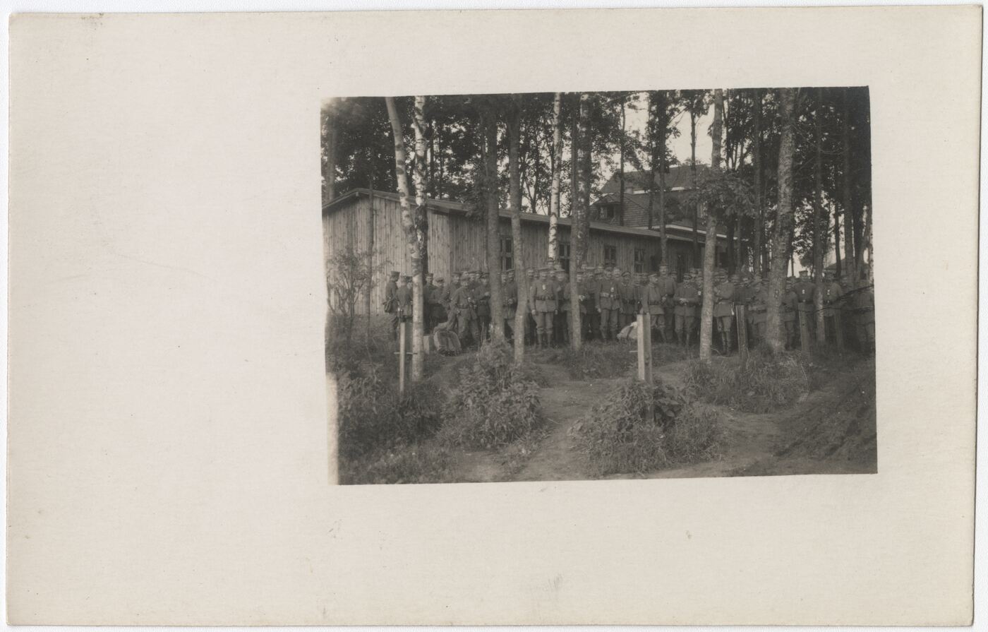 Nežinomas fotografas, Kareivių portretas prie kareivinių