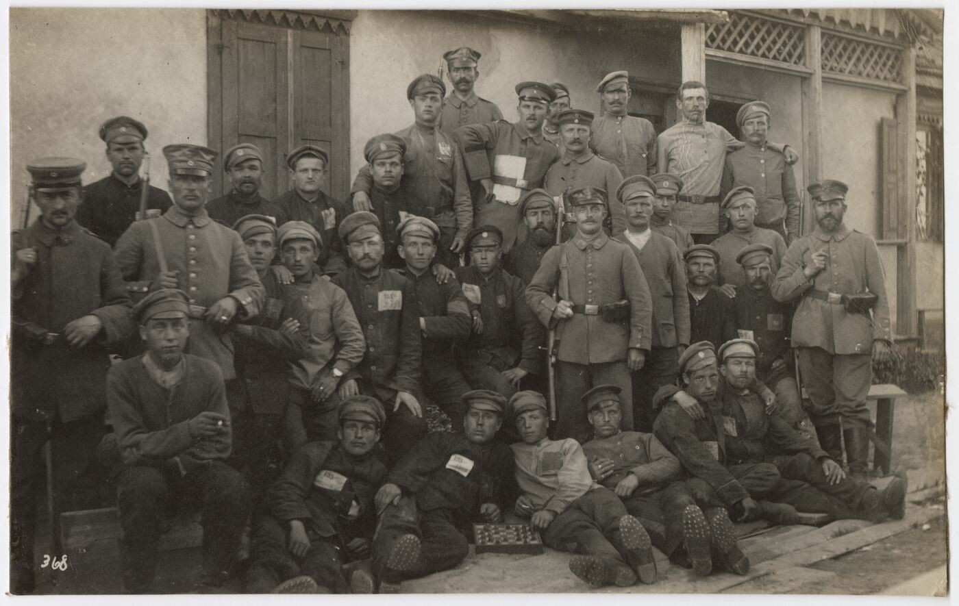 Wilhelm Alb. Bechtel, Kariškių portretas kieme, prie pastato