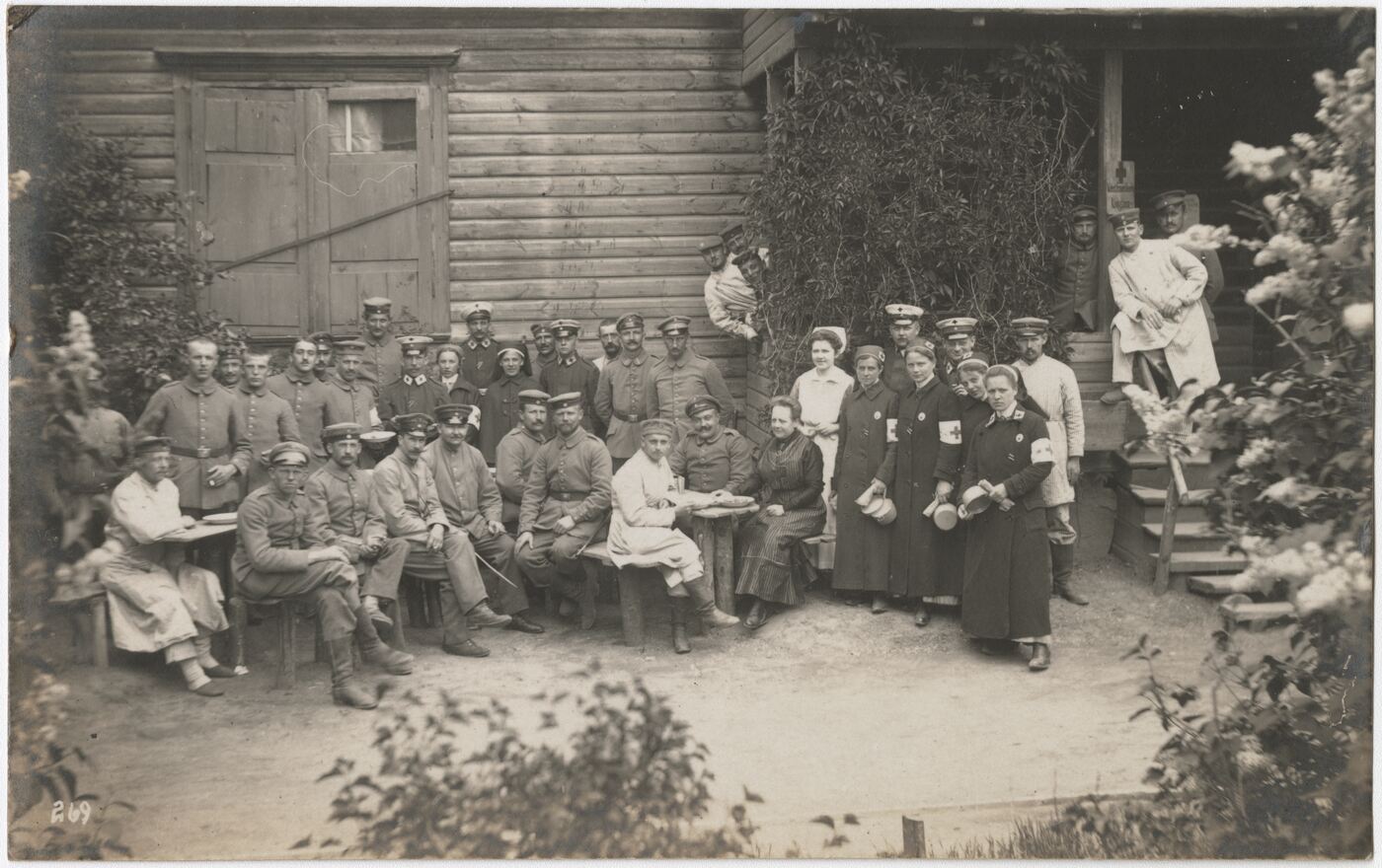 Wilhelm Alb. Bechtel, Kariškių ir medicinos personalo portretas kieme, prie pastato