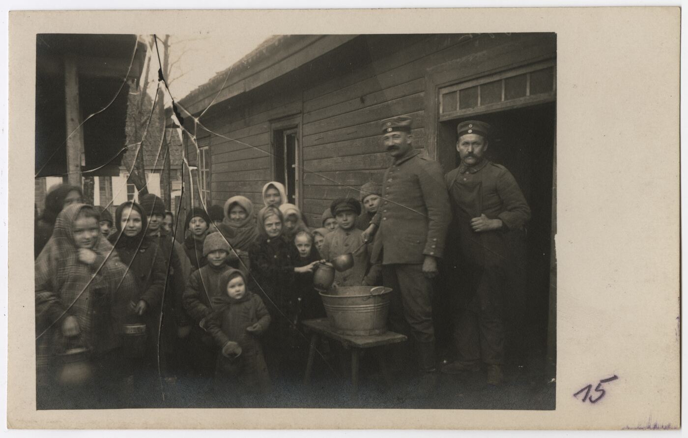 Wilhelm Alb. Bechtel, Kariškių ir vaikų portretas kieme, prie pastato