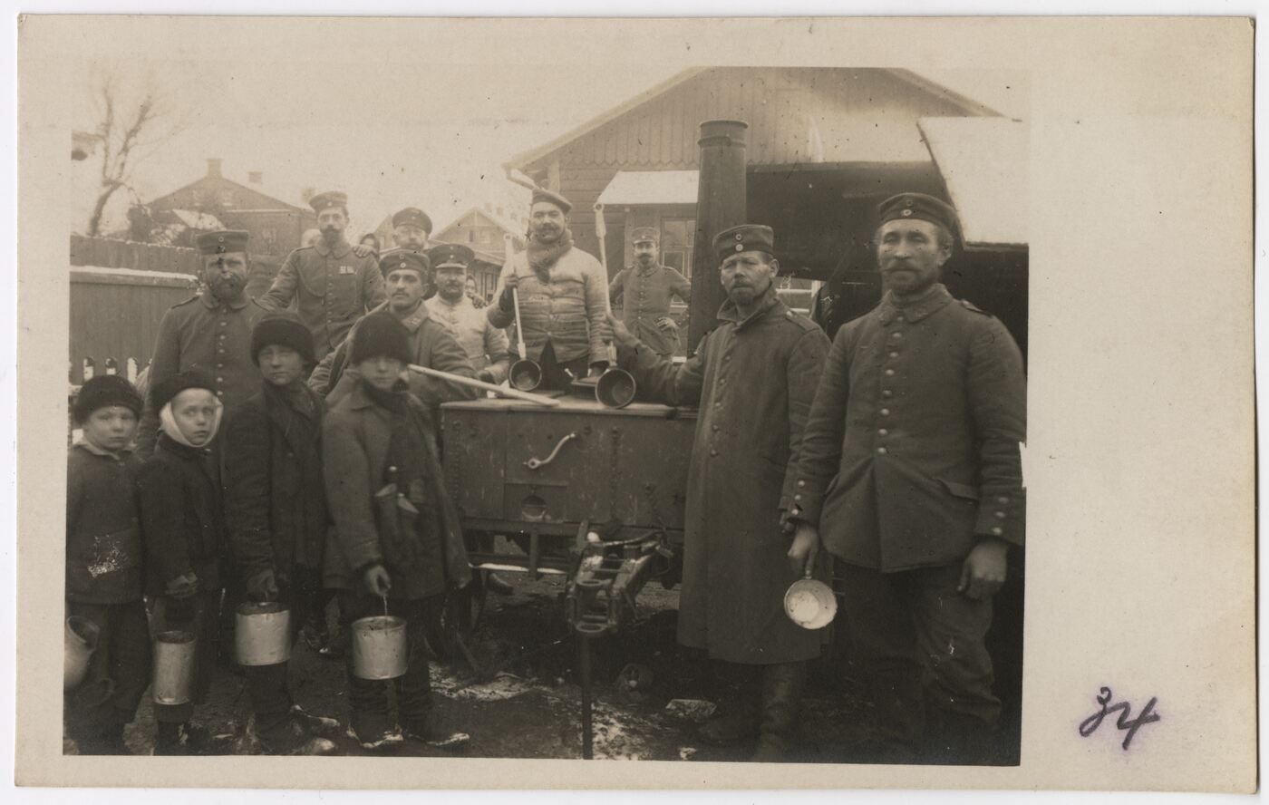 Wilhelm Alb. Bechtel, Kariškių ir vaikų portretas kieme, prie pastato
