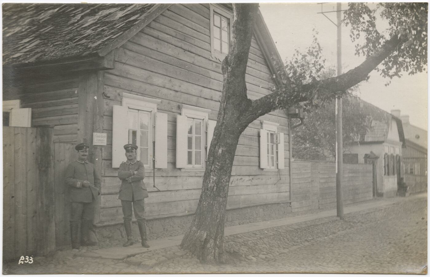Wilhelm Alb. Bechtel, Kariškių portretas gatvėje, prie pastato