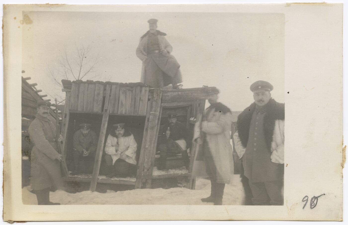 Wilhelm Alb. Bechtel, Kariškių portretas kieme, prie išviečių