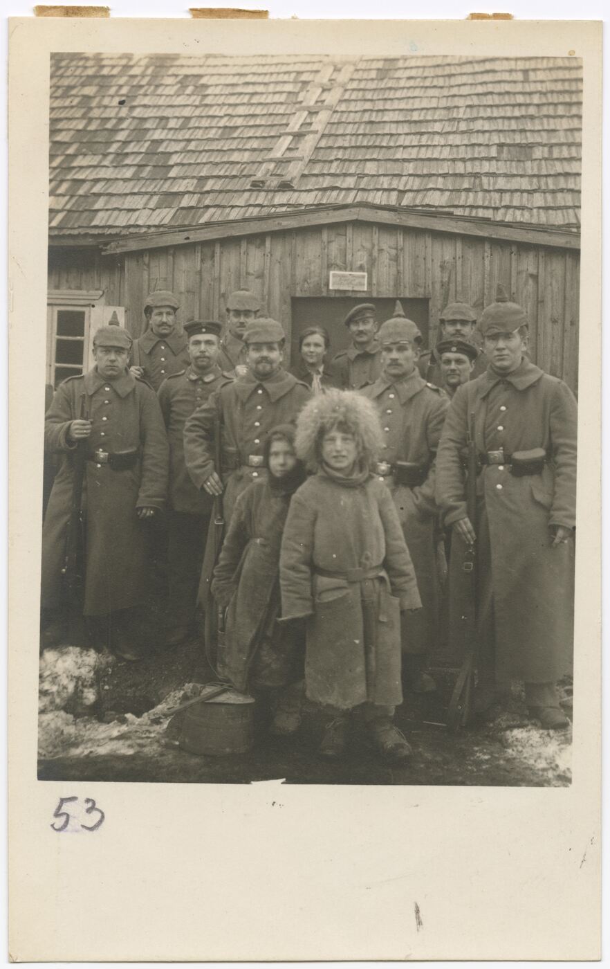 Nežinomas fotografas, Kariškių portretas kieme, prie pastato