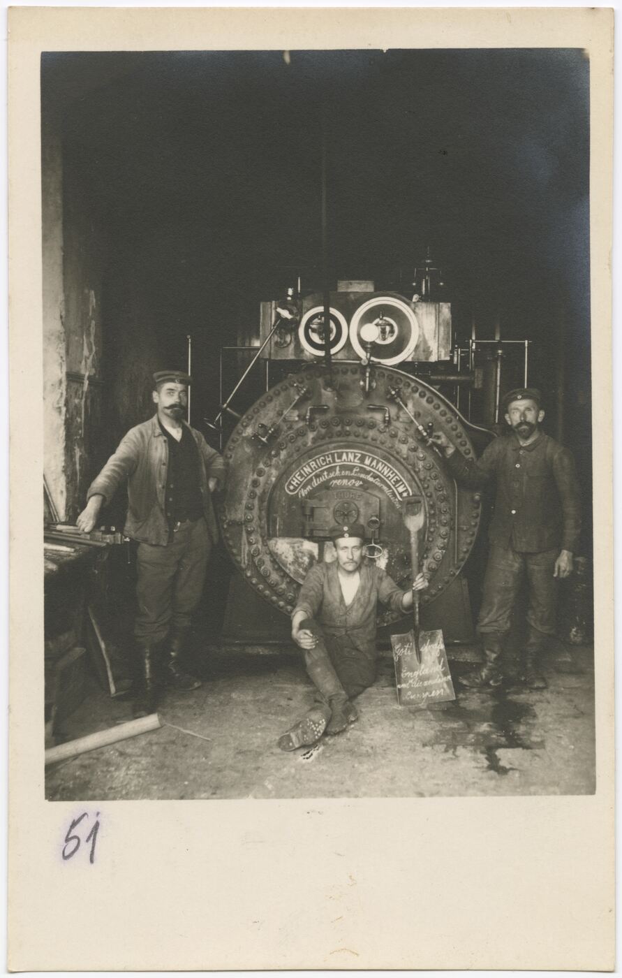 Wilhelm Alb. Bechtel, Geležinkelio darbuotojai šalia garo variklio