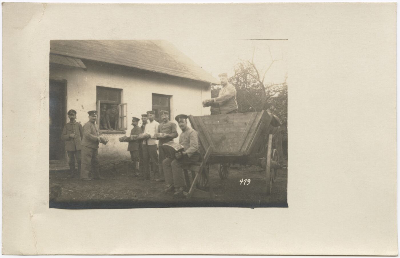Nežinomas autorius, Karių grupelė kieme