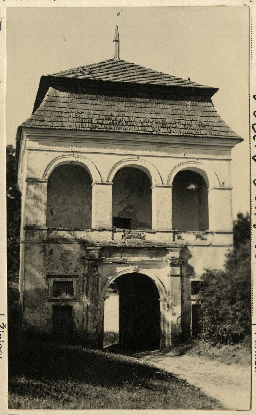Nežinomas autorius, Apleisti Kelmės dvaro vartai