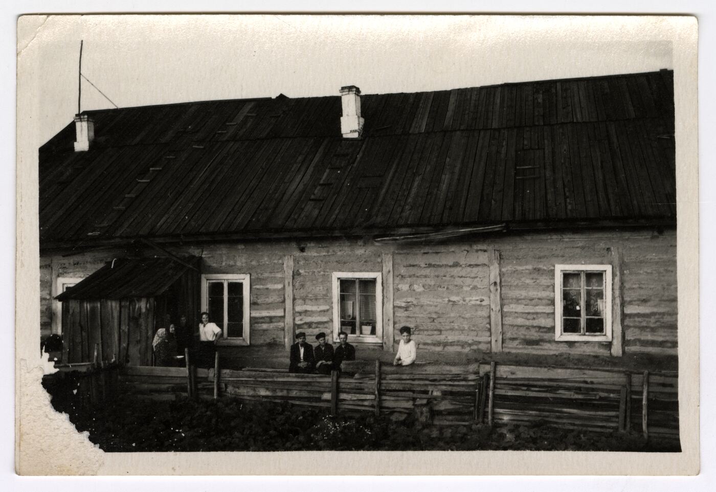 Nežinomas autorius, Žmonės šalia namo