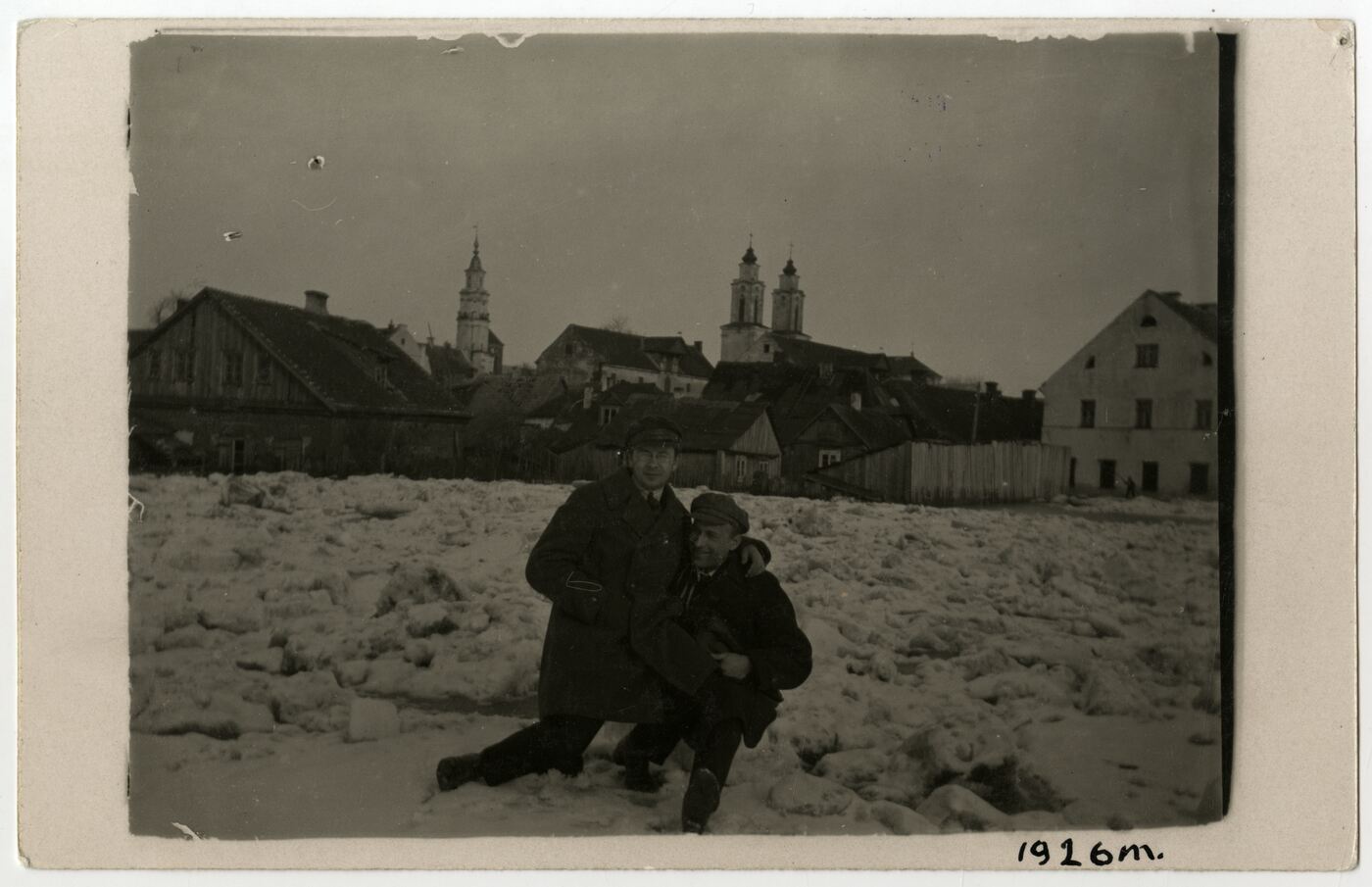 Nežinomas fotografas, Dviejų vyrų portretas Kaune, netoli Kauno šv. Pranciškaus Ksavero bažnyčios