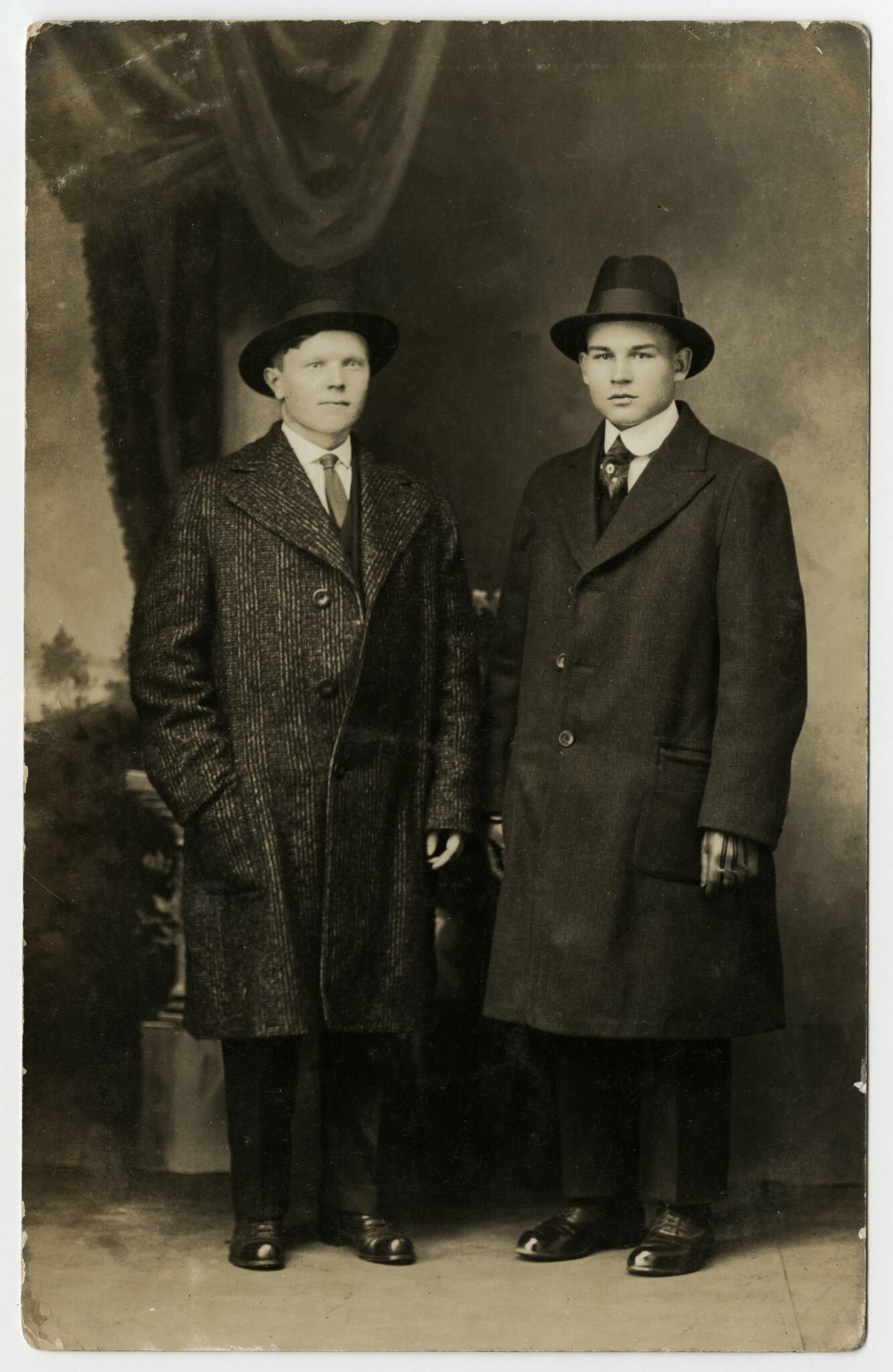Nežinomas autorius, Andrius Maksvytis su draugu