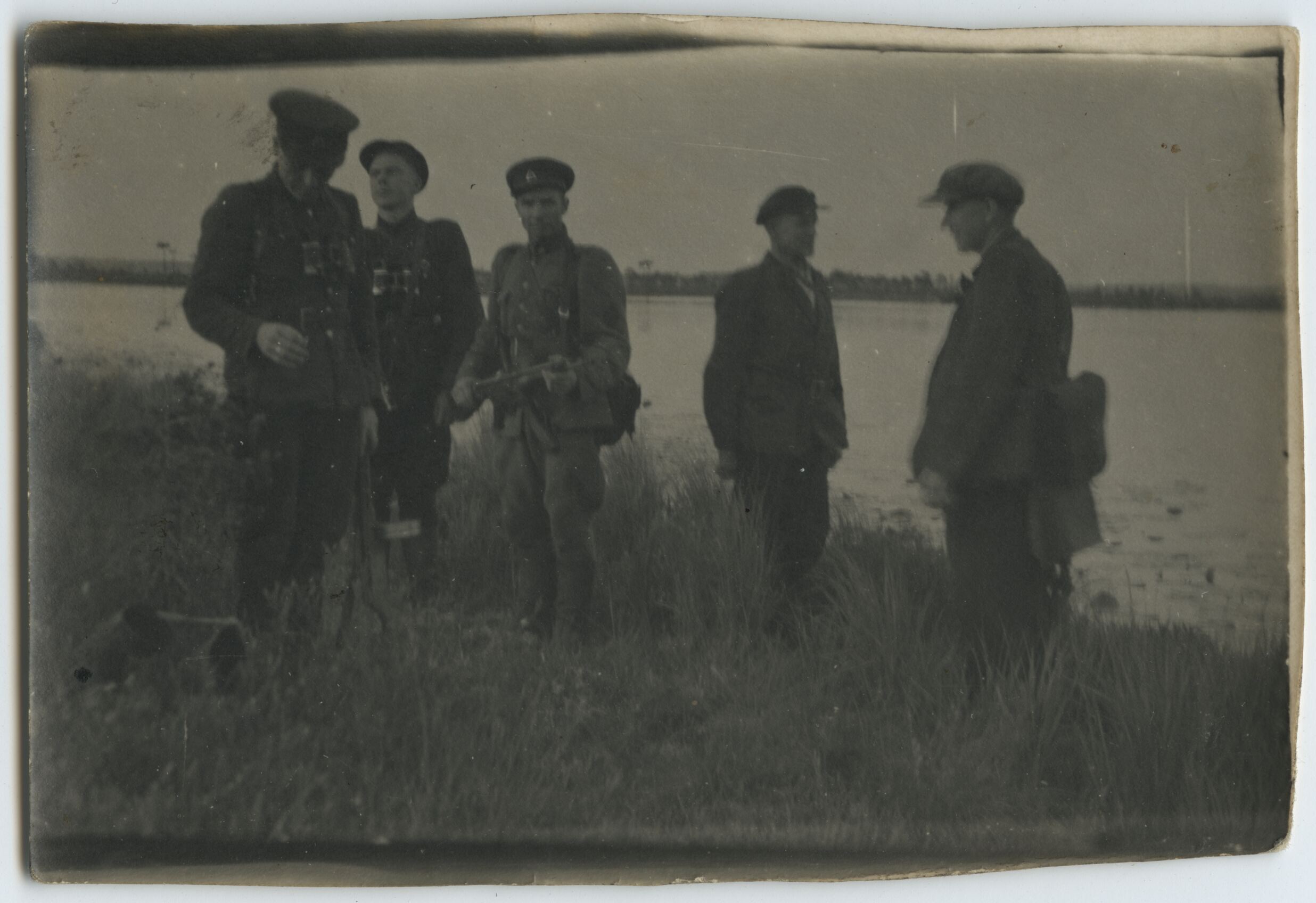 Gruzdžių valsčiaus Lietuvos partizanai prie vandens telkinio.