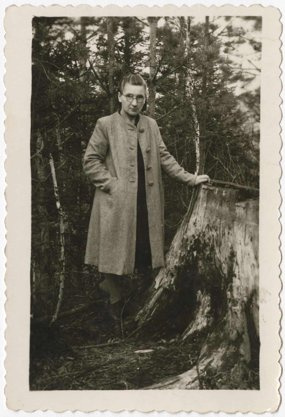 Nežinomas autorius, Morta Bulaitė stovi taigoje prie kelmo