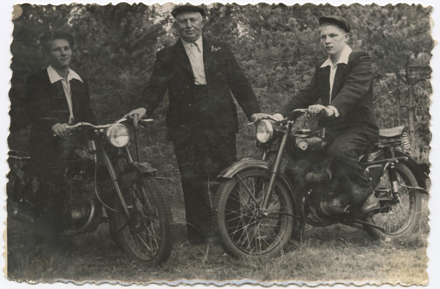Nežinomas autorius, Henrikas Švėgžda su sūnumis