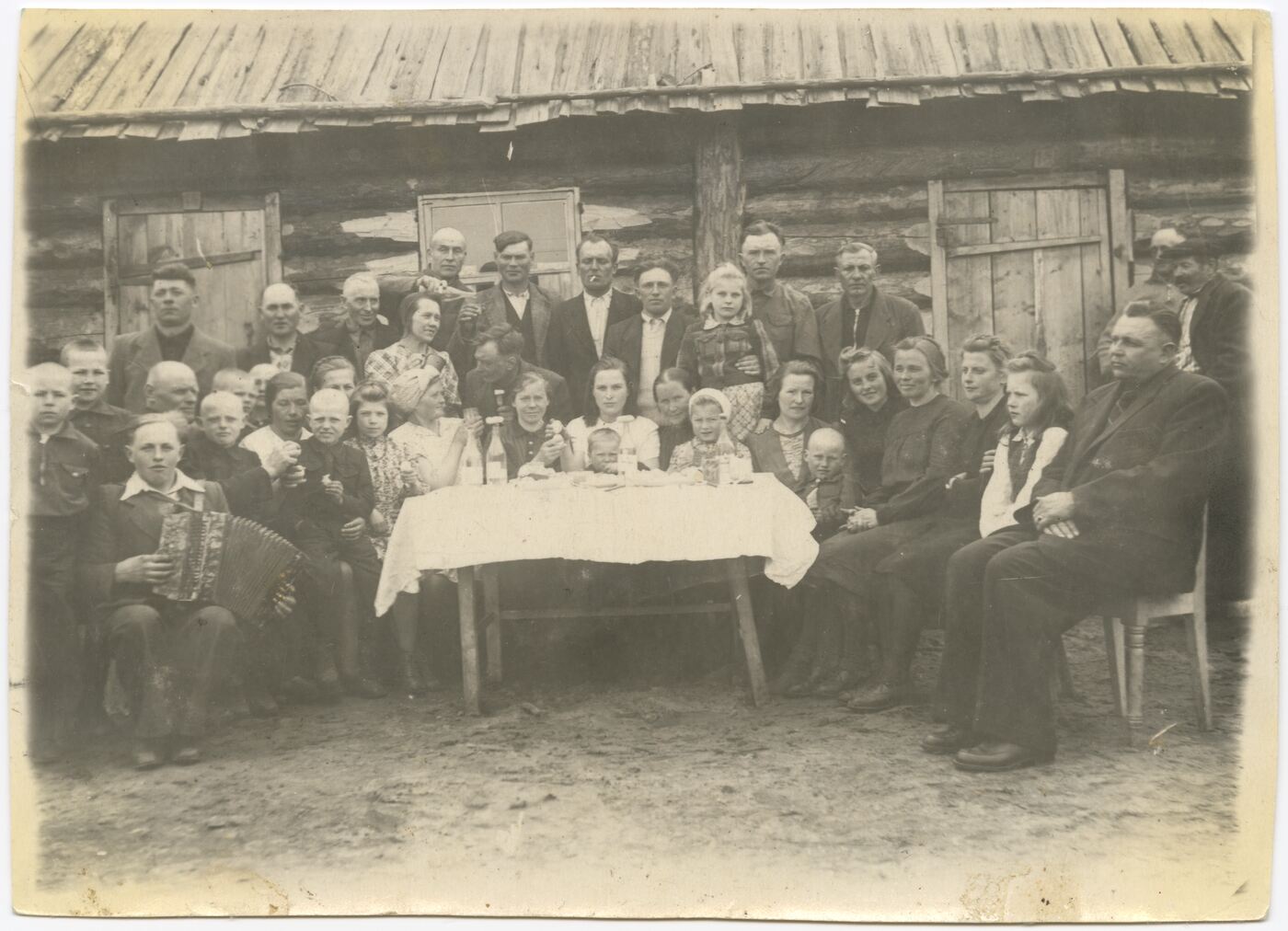 Nežinomas autorius, Lietuviai tremtiniai prie stalo