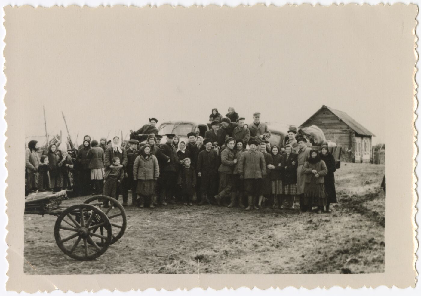 Aplink tremtinių šeimą stovi vietiniai rusai.