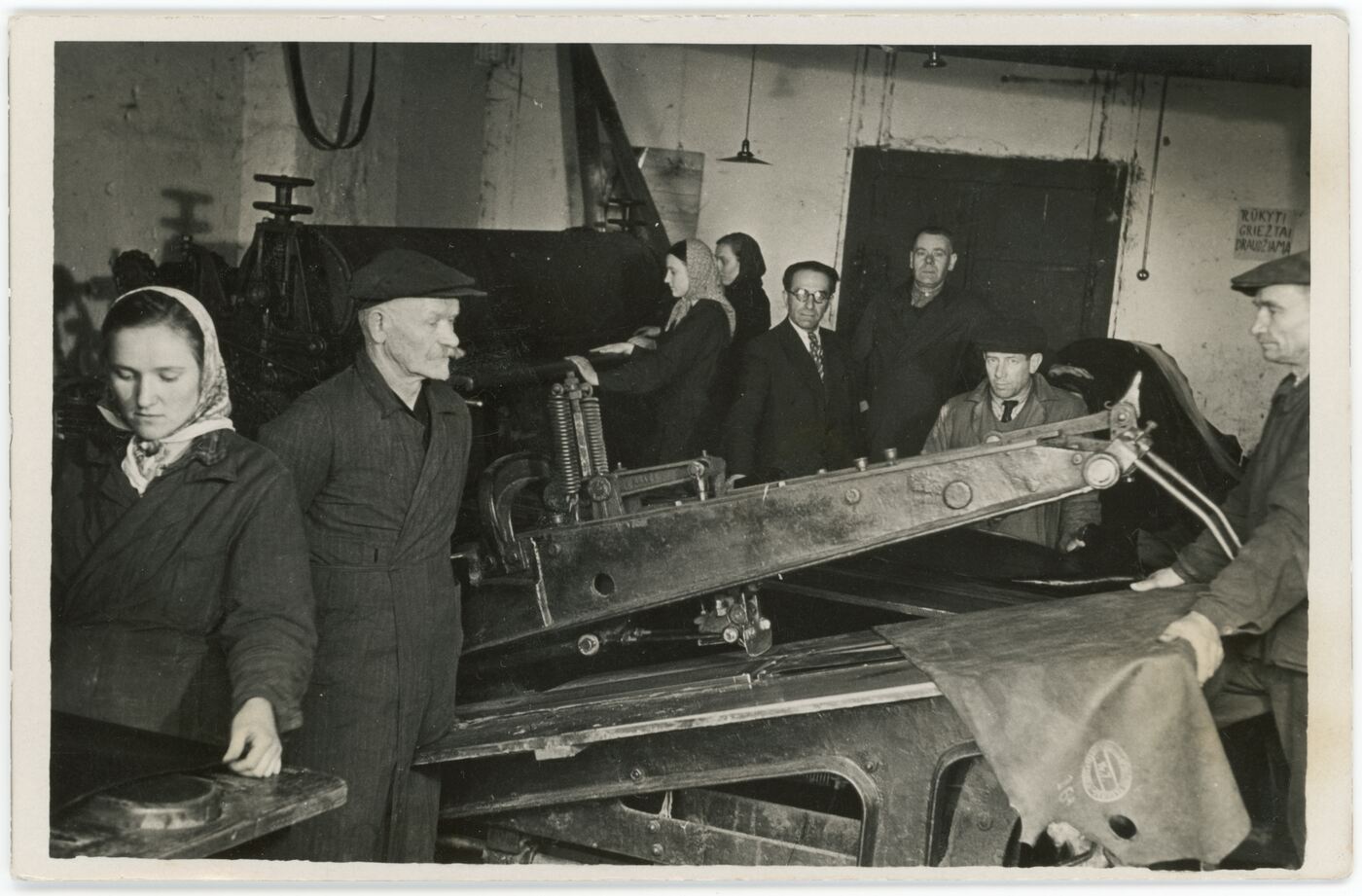 Nežinomas fotografas, Chaimo Frenkelio batų fabriko darbininkai Odos "gliancavimo" skyriuje