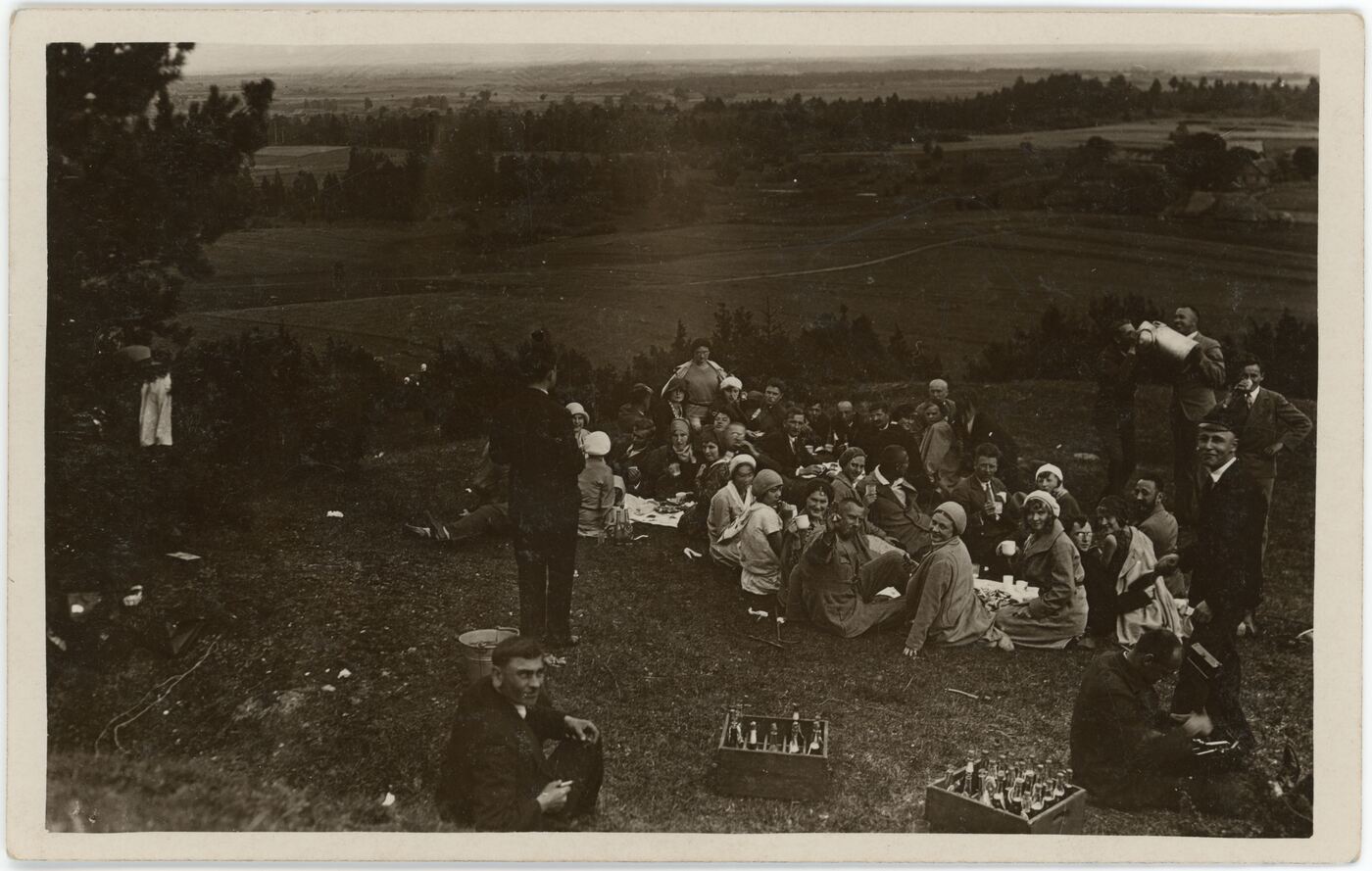 Nežinomas fotografas, Žmonių grupės portretas pikniko gamtoje metu