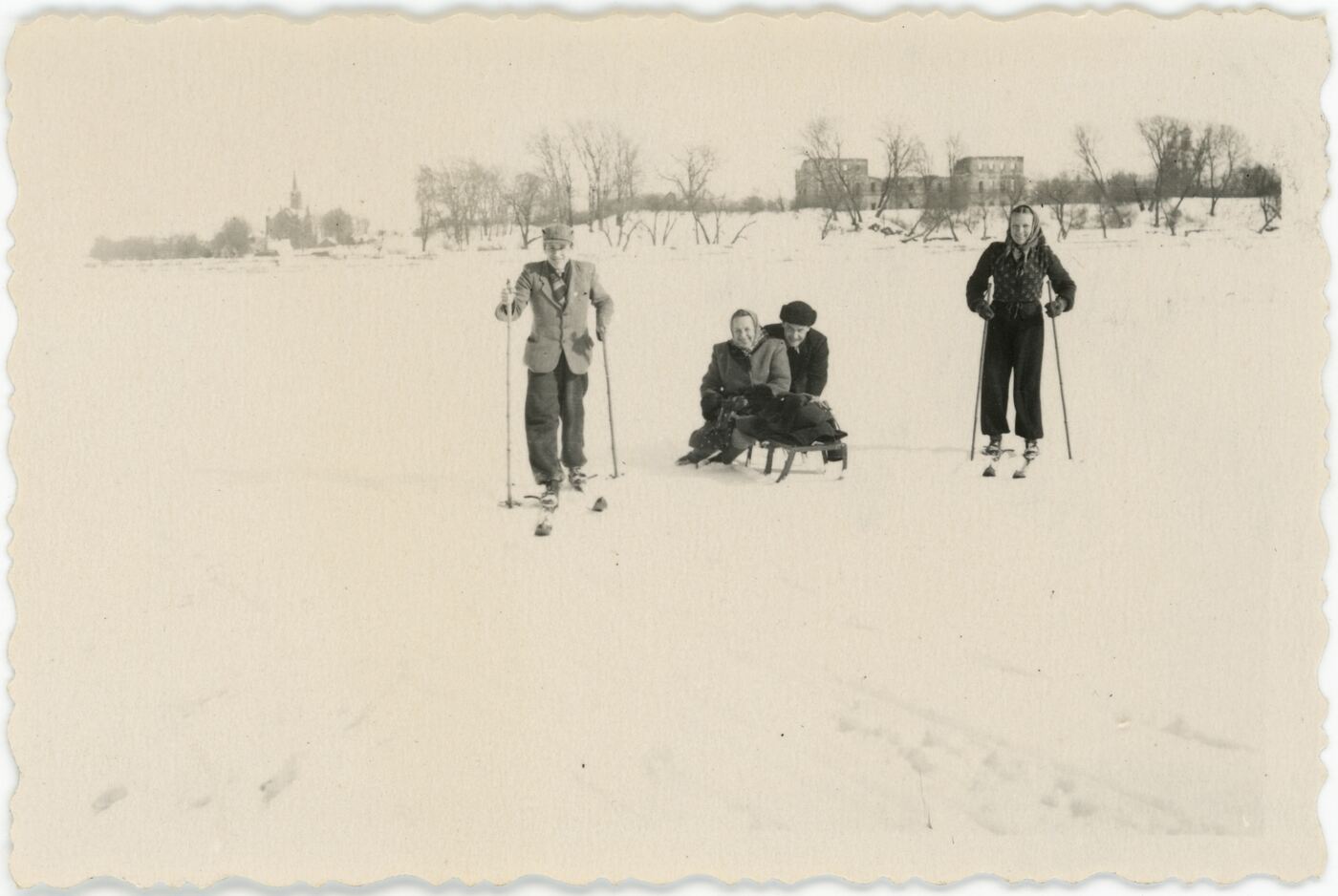 Antanas Kaziūnas (?), Pramogaujančių ant užšalusio, apsnigto Širvėnos ežero žmonių grupės portretas