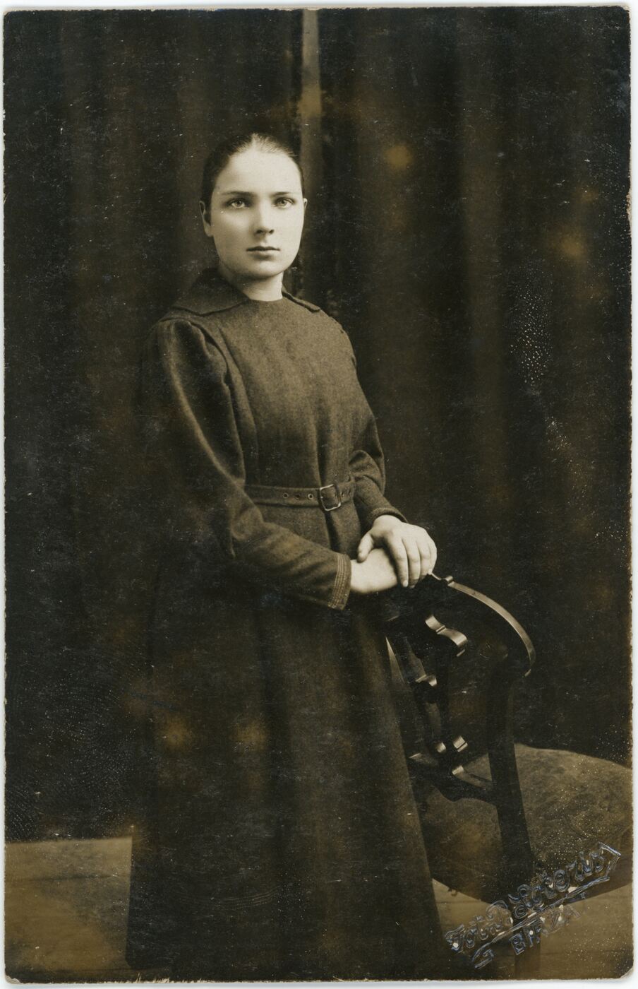 Petras Ločeris, Merginos portretas fotoateljė