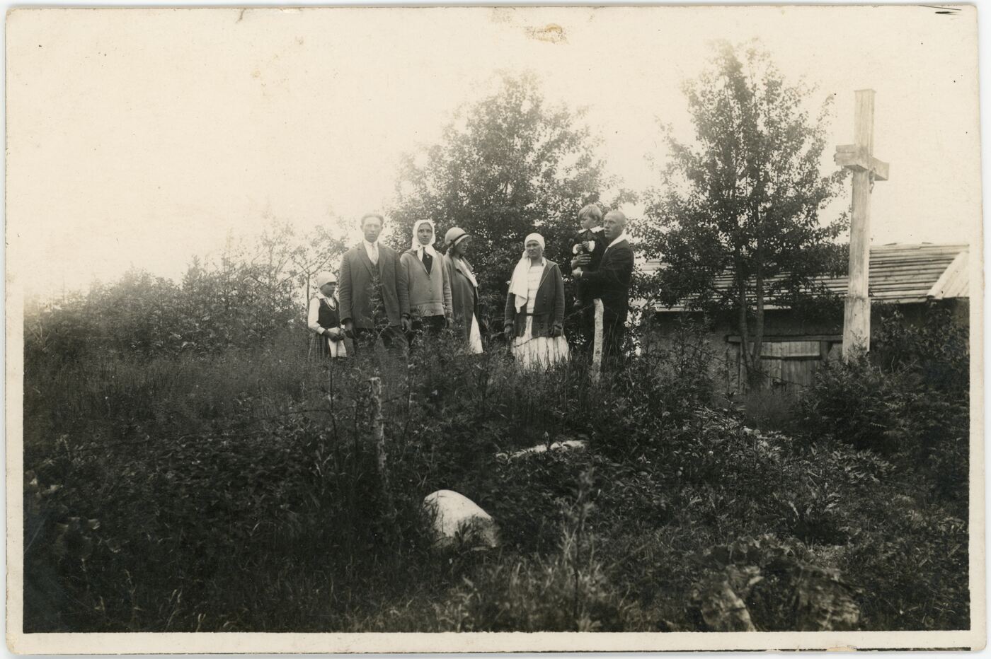 Antanas Kaziūnas (?), Žmonių grupės portretas sodyboje