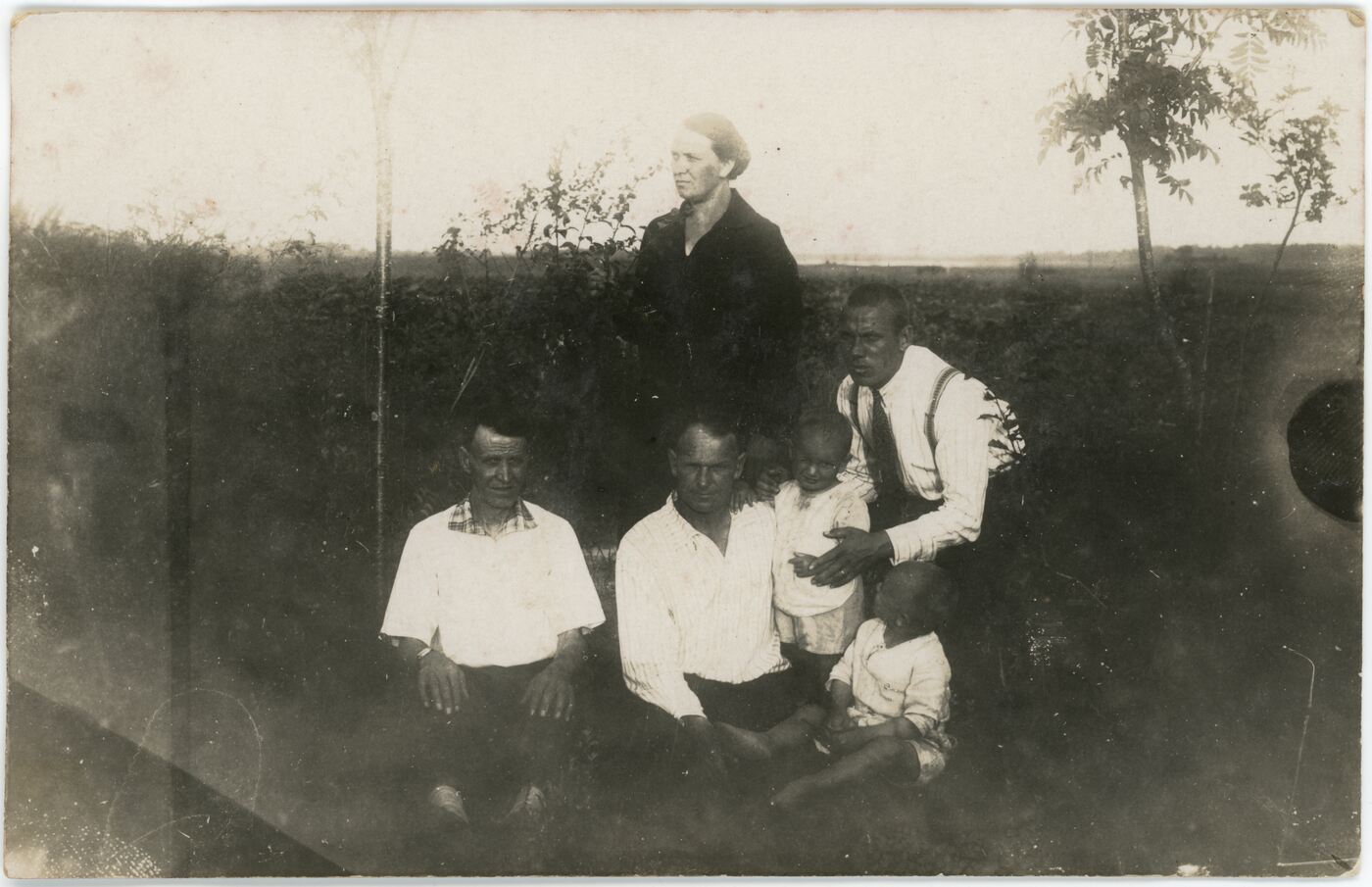 Antanas Kaziūnas (?), Žmonių grupės portretas gamtoje