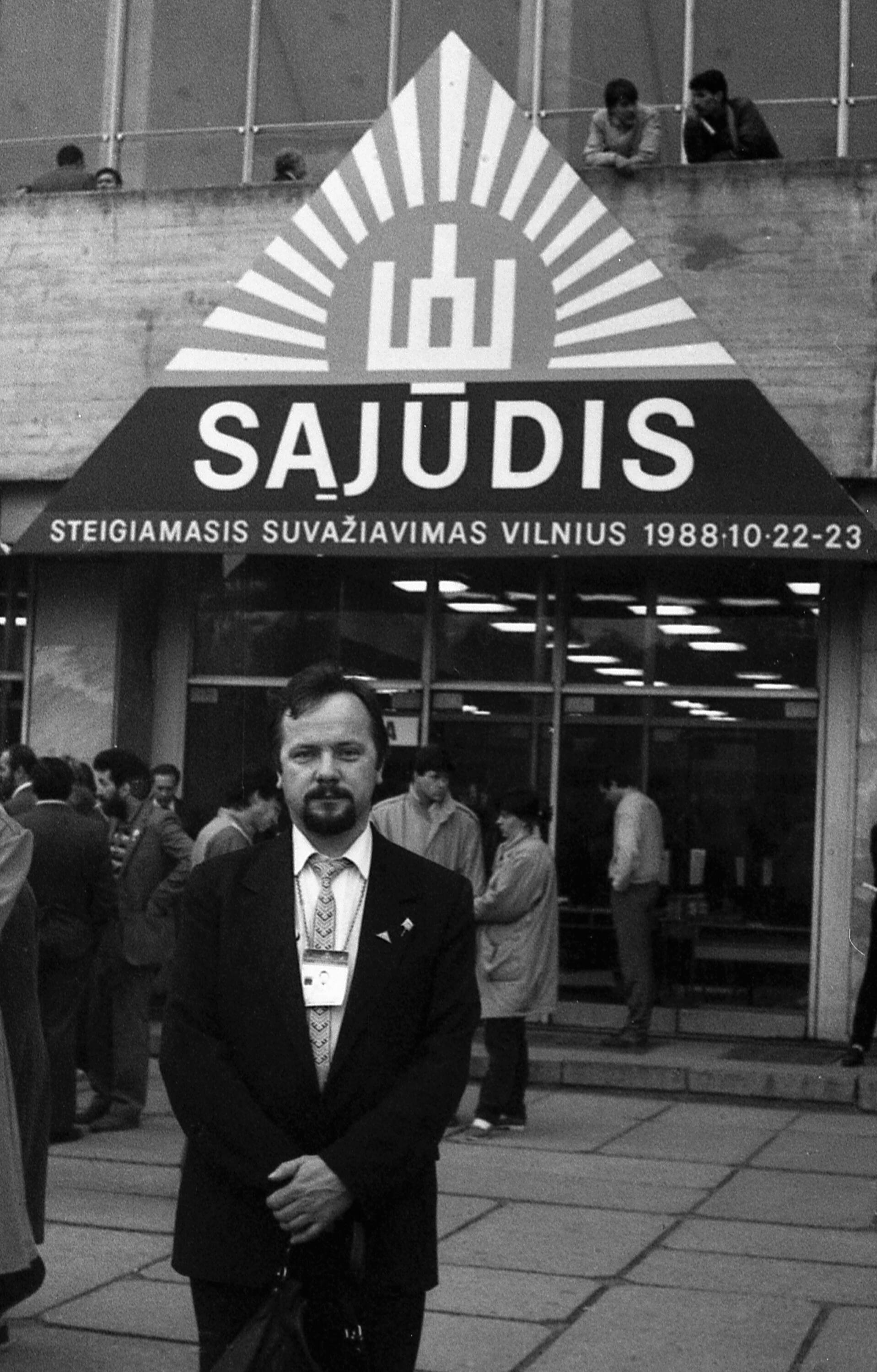 Šiaulių rajono atstovas prie Vilniaus sporto rūmų per pirmąjį Lietuvos Persitvarkymo Sąjūdžio steigiamąjį suvažiavimą, 1988 m. spalio 22–23 d.
