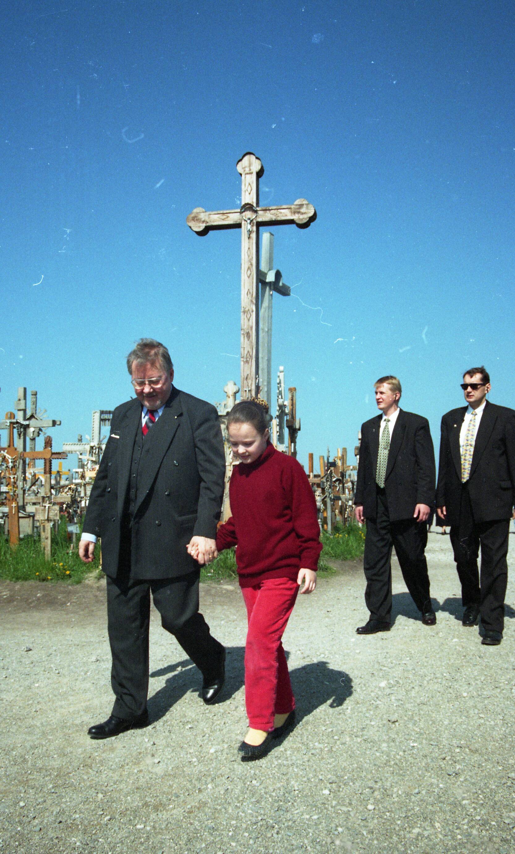 Vytautas Landsbergis Kryžių kalne per Pranciškonų vienuolyno kertinio akmens dėjimo iškilmes, 1998 m.