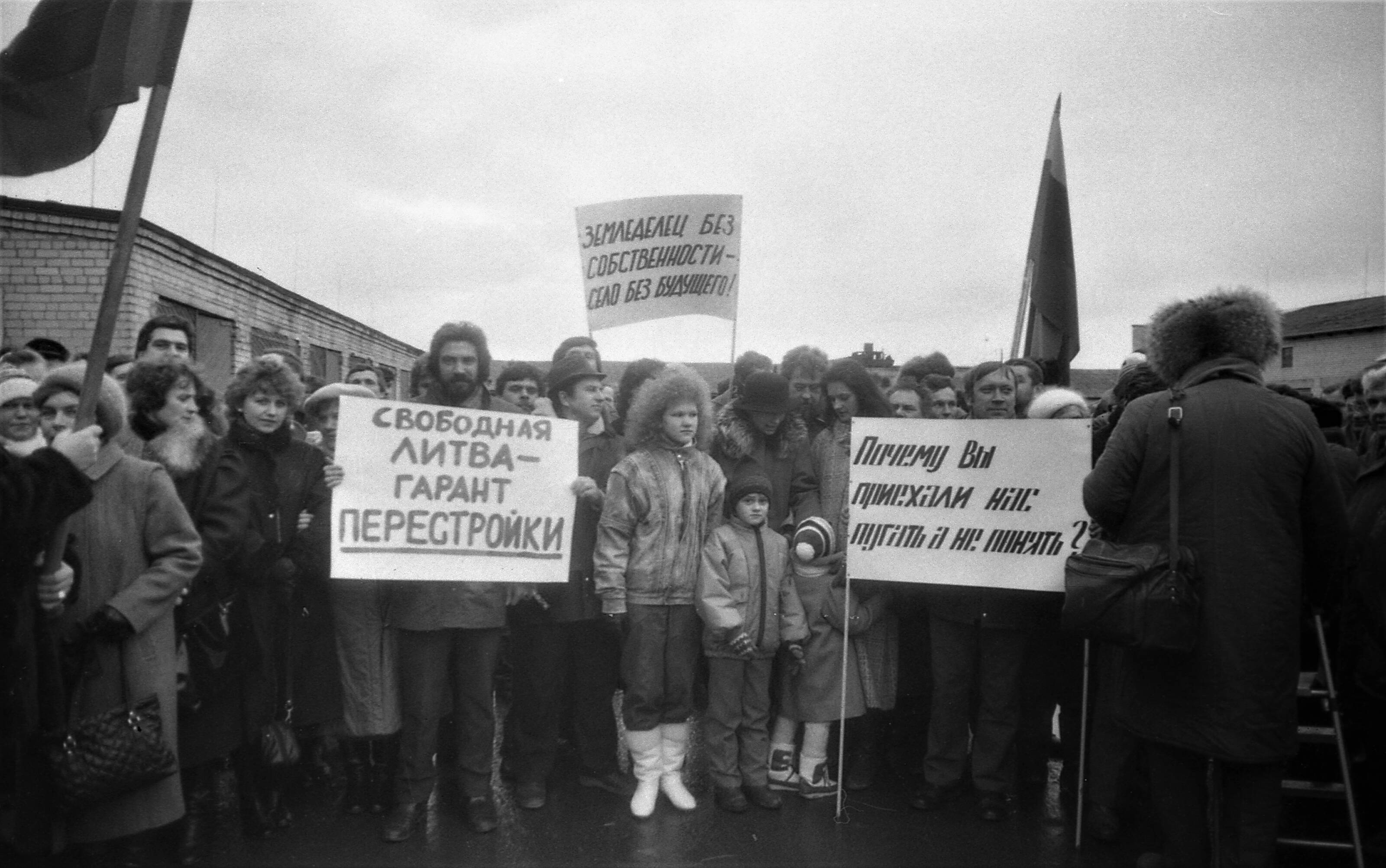 Šiaulių sąjūdininkų organizuotas piketas Briduose per Michailo Gorbačiovo vizitą, 1990 m. sausio 12 d.