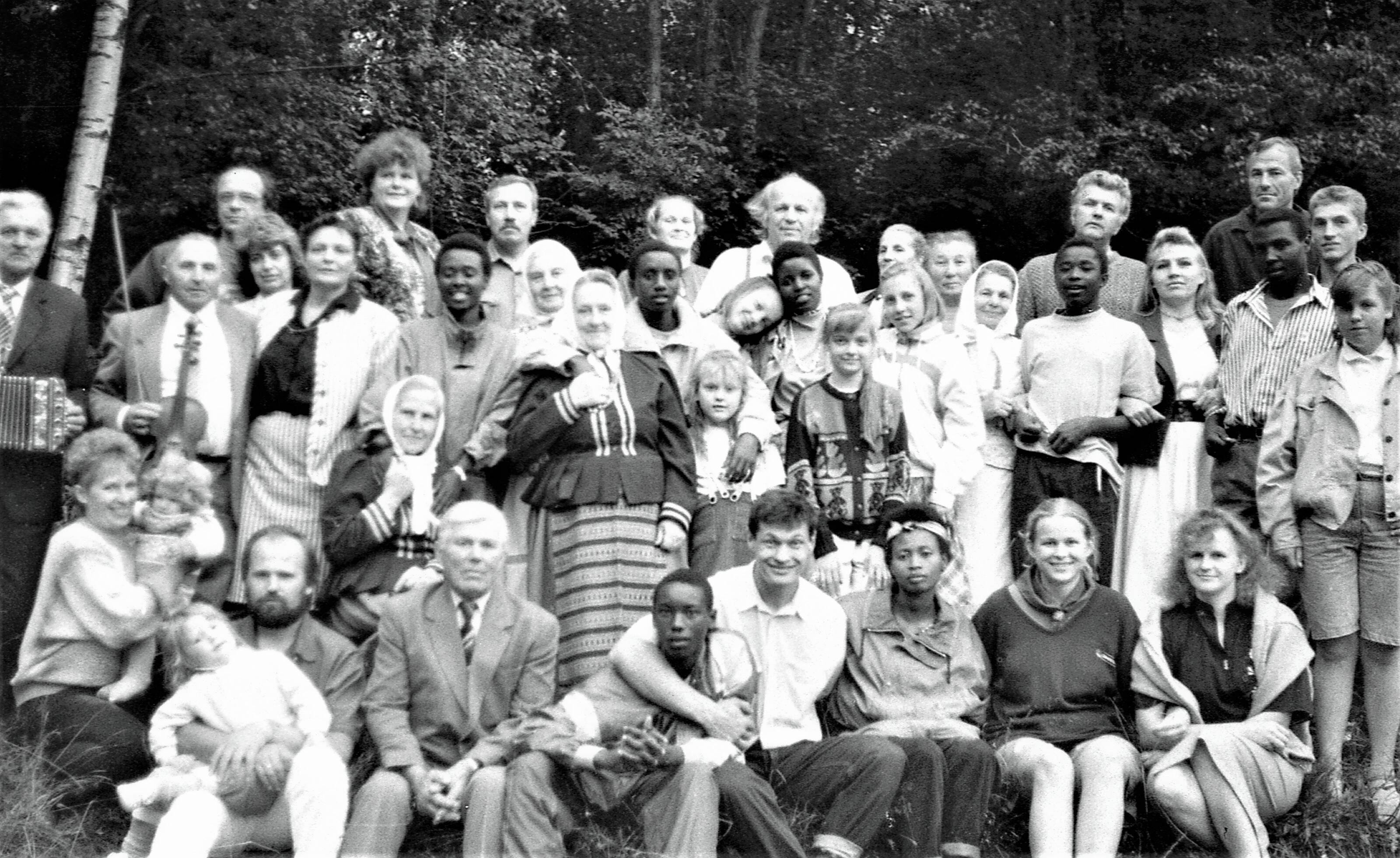 Misionierius Hermanas Šulcas su auklėtiniais ir kurtuvėniškiais Kurtuvėnuose, 1993 m. rugpjūtį.