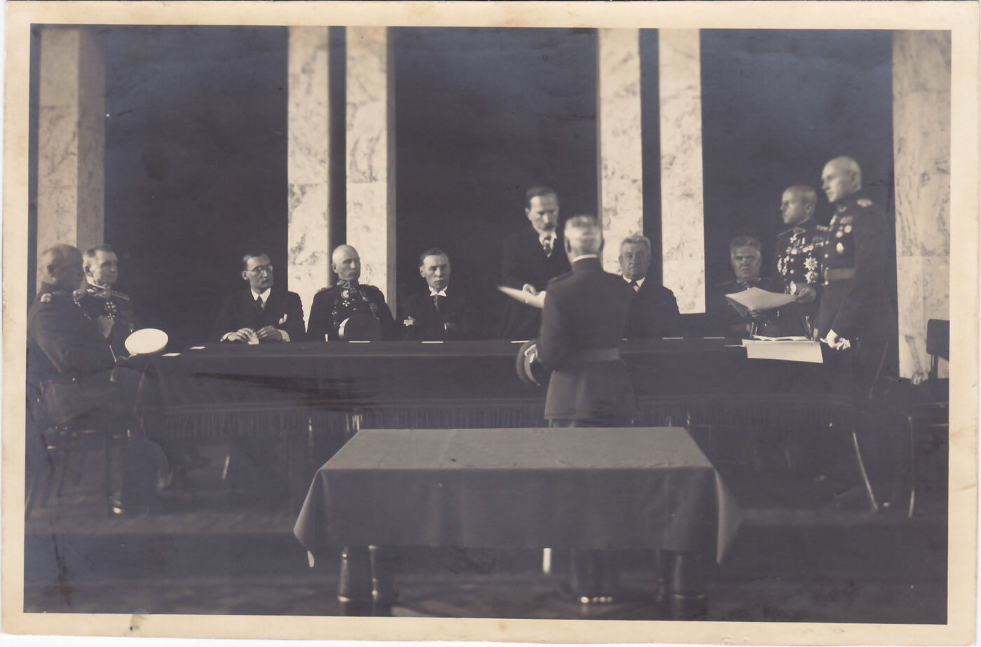 Juozas Tūbelis sėdi prie stalo Aukštųjų karininkų kursų baigimo diplomų įteikimo ceremonijoje Kaune, 1937 m.