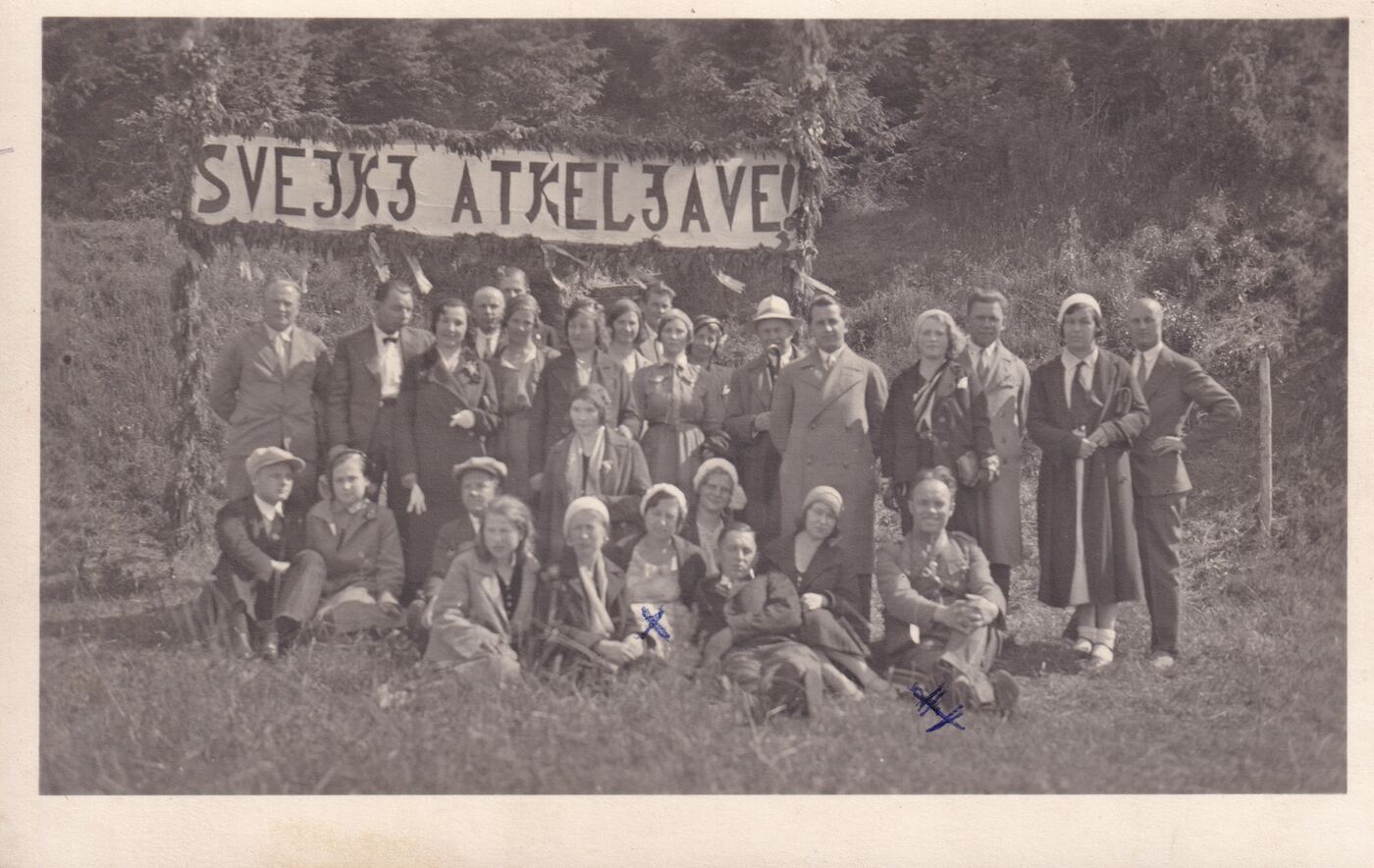 Nežinomas XX a. I p. fotografas, Grupė Tauragės komercijos mokyklos moksleivių ir mokytojų prie Rambyno kalno