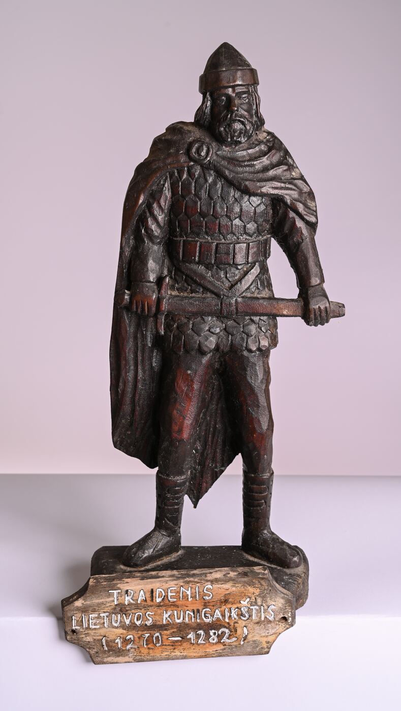 Medžio skulptūra „Traidenis, Lietuvos kunigaikštis (1270–1282)“.