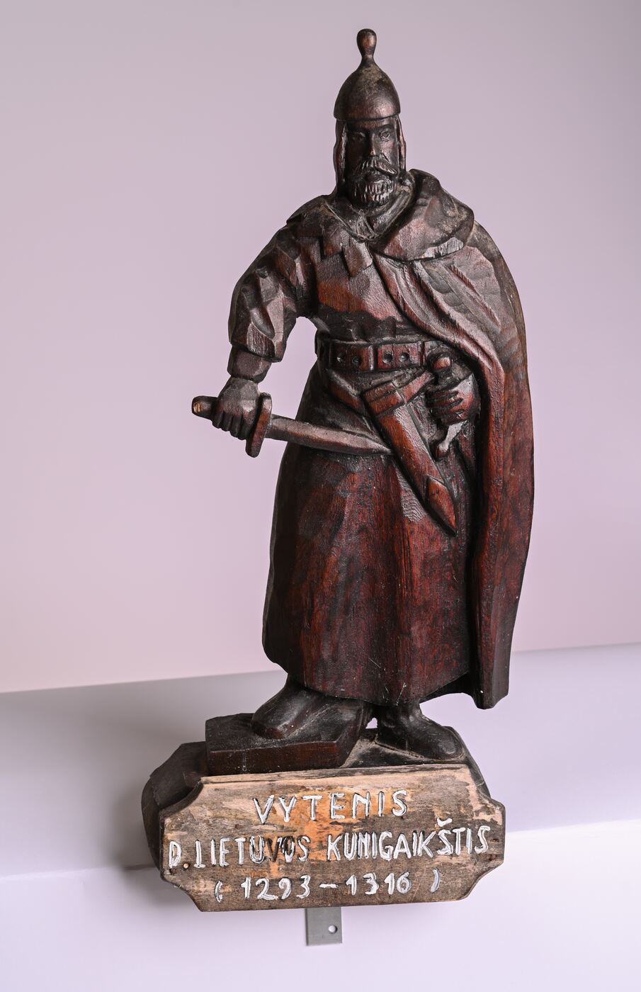 Vytenio medžio skulptūra su įrašu „Vytenis, Lietuvos didysis kunigaikštis, 1293–1316“.