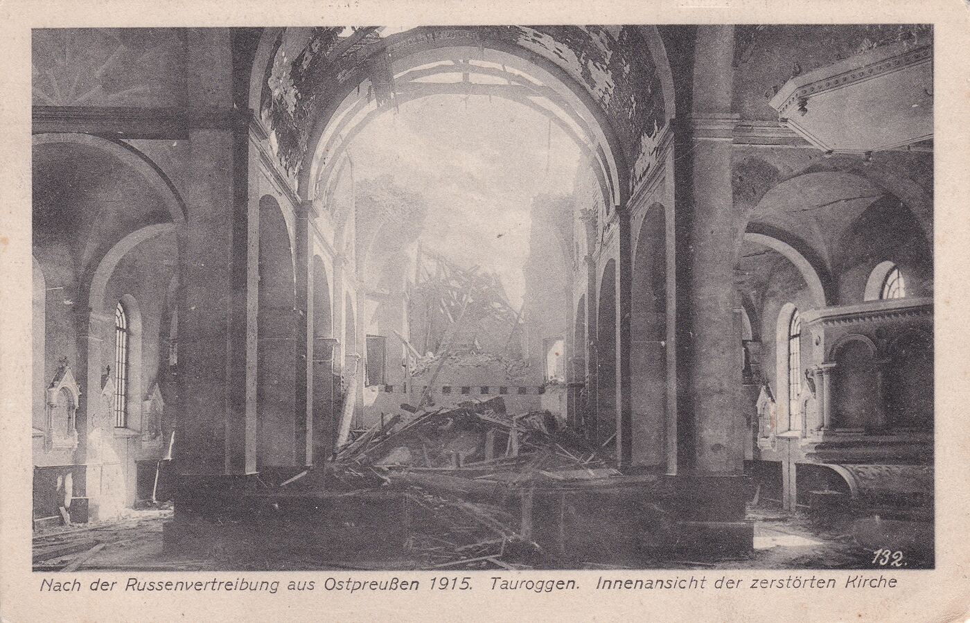 Atvirukas su sugriautu Tauragės katalikų bažnyčios vidumi po rusų išstūmimo 1915 m.