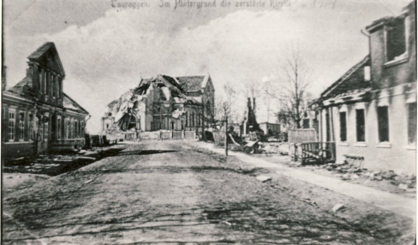 Nežinomas XX a. I p. fotografas, Sugriauta Tauragės katalikų bažnyčia 1915 m.