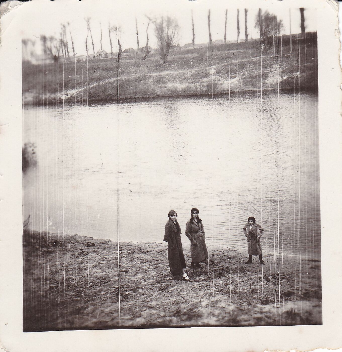 Nežinomas XX a. I p. fotografas, Tauragės Aukštesniosios Komercijos mokyklos (?) mokinės prie Jūros upės