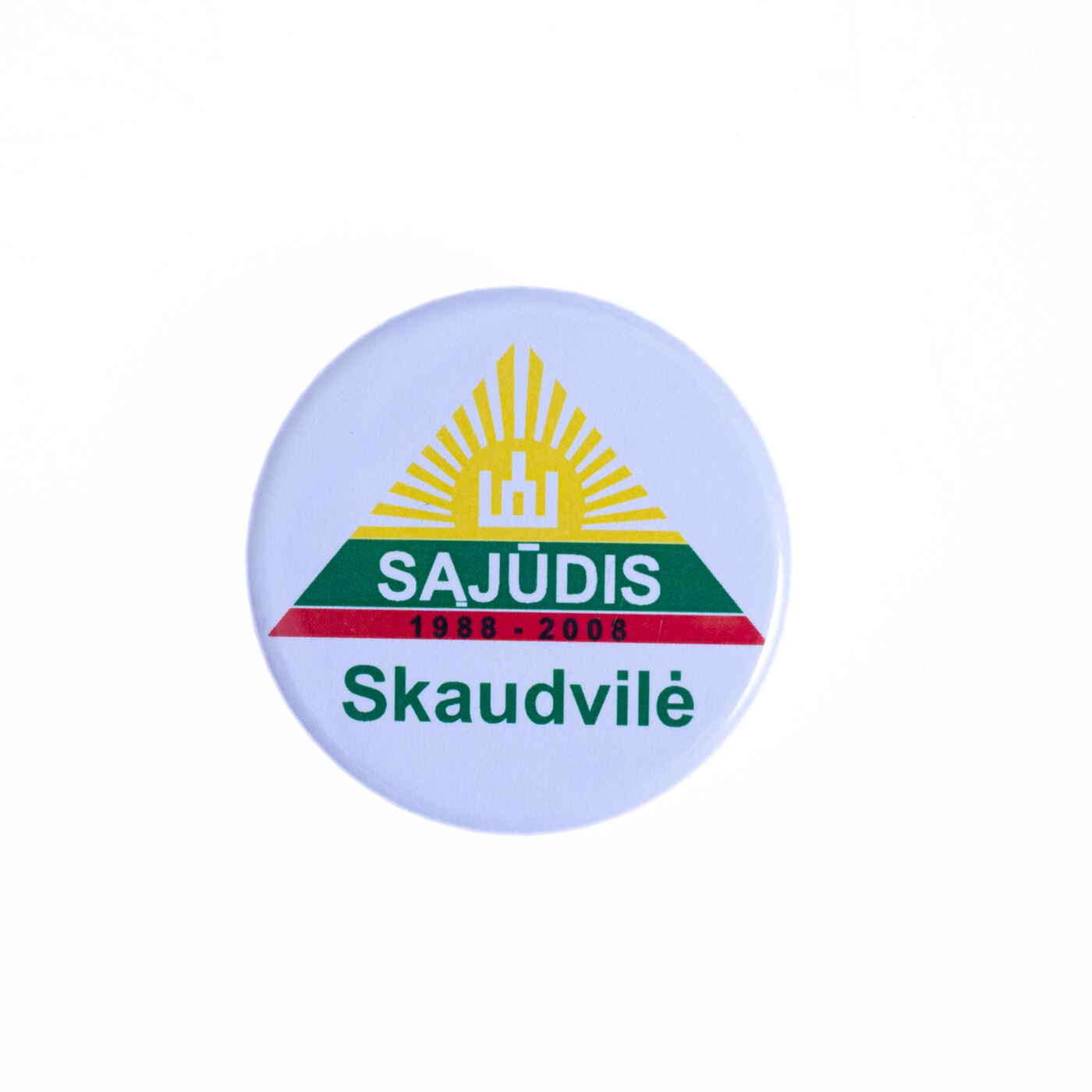 Sąjūdžio ženkliukas su Sąjūdžio emblema ir užrašu „Skaudvilė“.