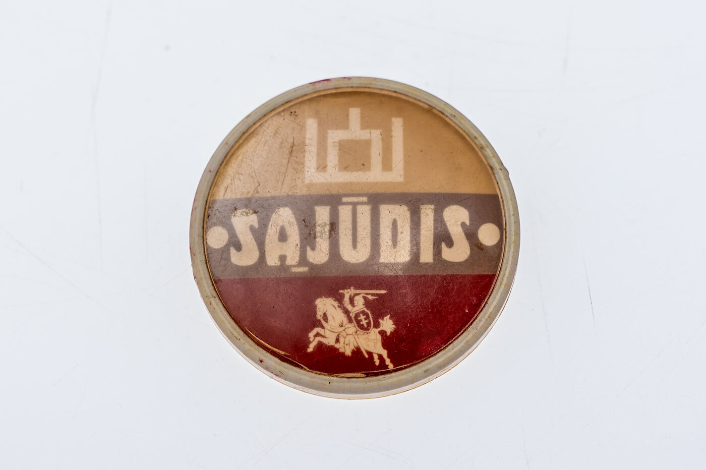 Ženklelis „Sąjūdis“ su Lietuvos valstybingumo simbolika