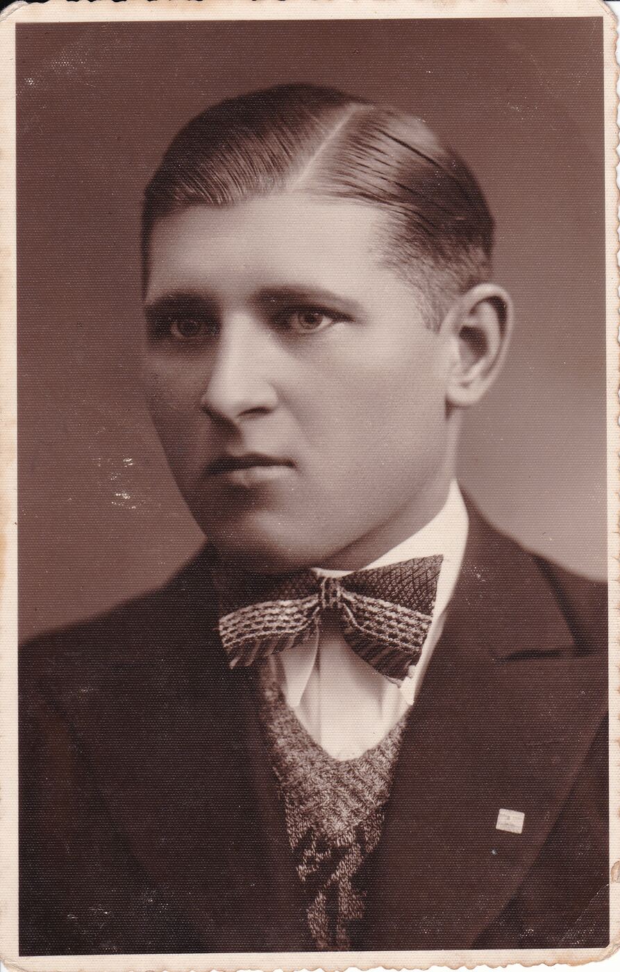E. Konienė, Vaikinas, vilkintis švarką
