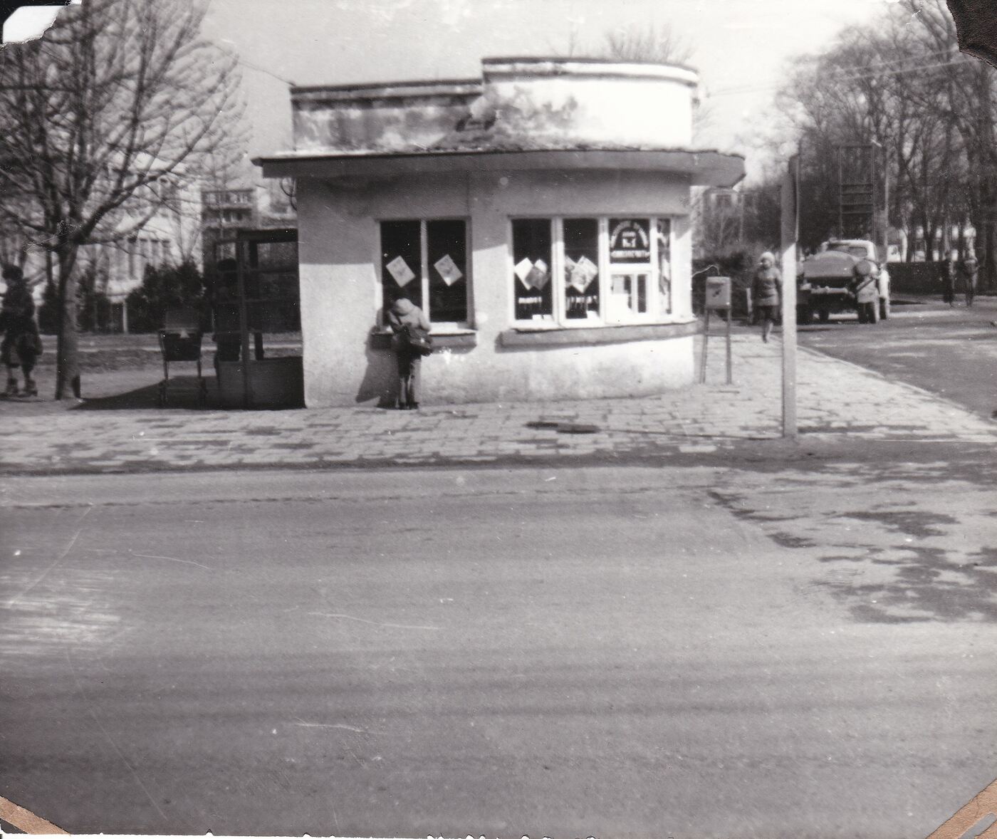 Nežinomas XX a. II p. fotografas, Laikraščių kioskas Tauragėje
