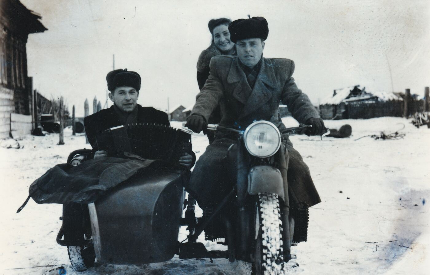 Unknown artist, Tremtiniai su motociklu