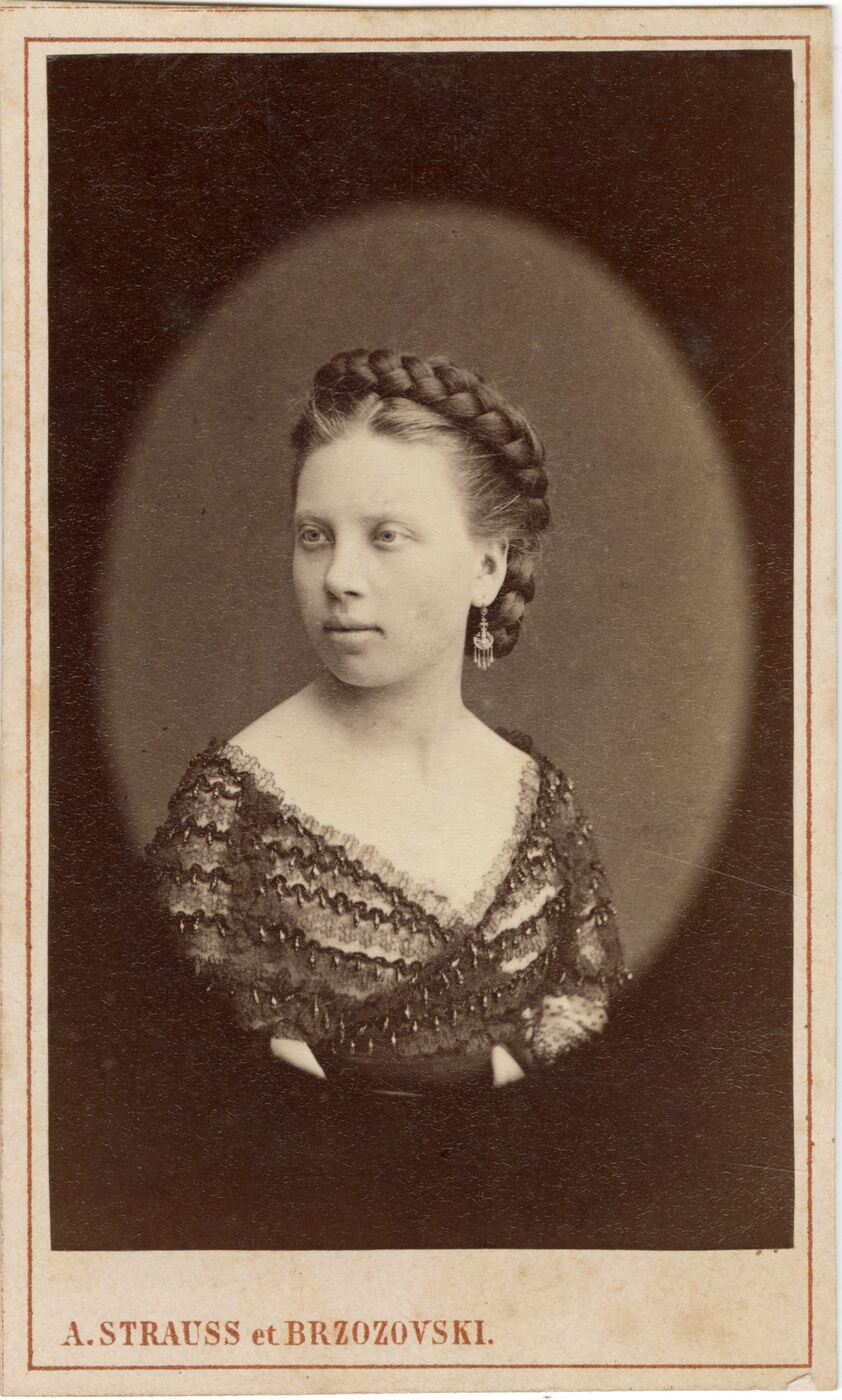 Fotoateljė „A. Štrausas ir J. Bžozovskis“, Jaunos motes portretas